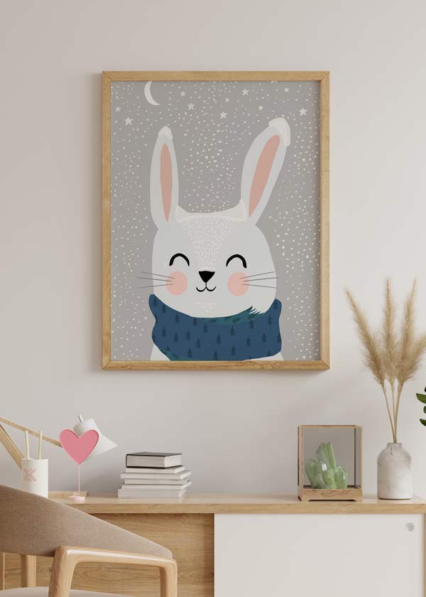 decoración con cuadros, ideas - lámina decorativa infantil de ilustración de conejo blanco sobre fondo estrellado gris - kudeko