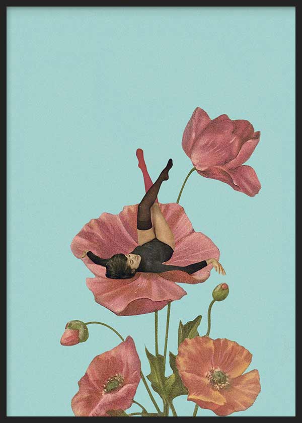 Gerahmtes Wandbild mit liegender Frau zwischen rosa Mohnblumen, hellblauem Hintergrund, grünen Stängeln und surrealer Komposition im Illustrationsstil. Erhältlich auf kudeko.com