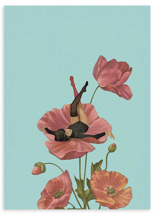 Gerahmtes Wandbild mit liegender Frau zwischen rosa Mohnblumen, hellblauem Hintergrund, grünen Stängeln und surrealer Komposition im Illustrationsstil. Erhältlich auf kudeko.com