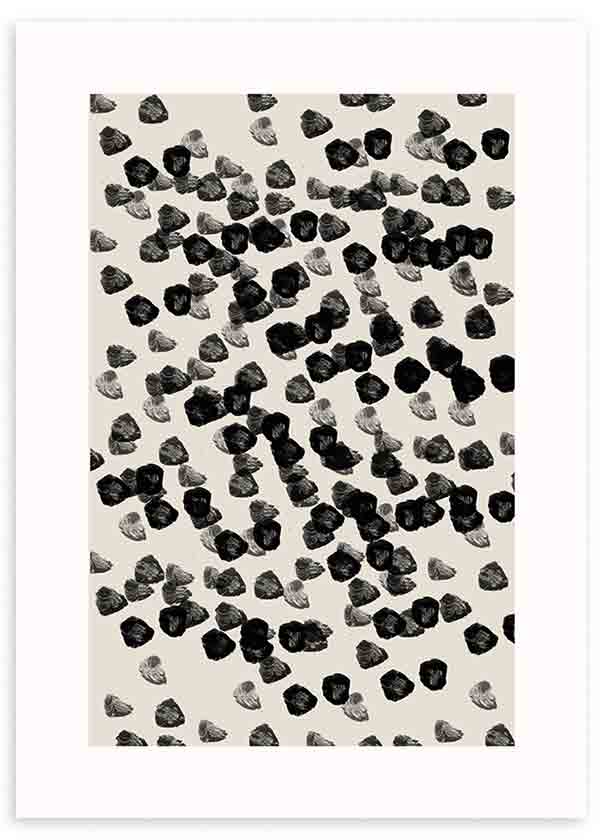 Tableau encadré avec petites formes organiques noires, grises et anthracite sur fond crème, composition abstraite au style sobre et équilibré. Disponible sur kudeko.com
