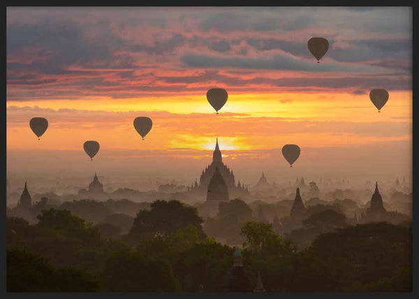 Tableau horizontal des temples de Bagan dans la brume à l’aube, avec montgolfières, ciel orange, doré, violet et gris, style photographique apaisant et décor de voyage. Disponible sur kudeko.com