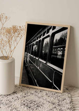 decoración con cuadros, ideas - lámina decorativa fotográfica en blanco y negro de mujer en tren - kudeko