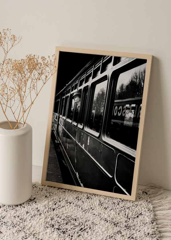 decoración con cuadros, ideas - lámina decorativa fotográfica en blanco y negro de mujer en tren - kudeko