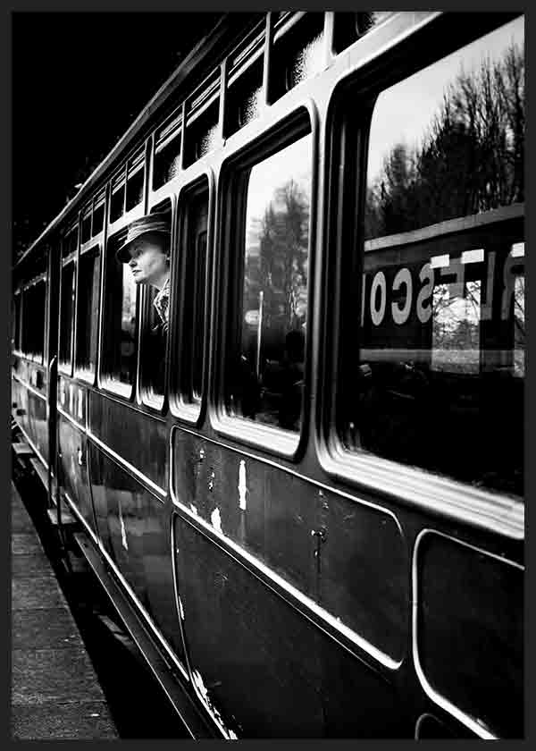 cuadro lámina decorativa fotográfica en blanco y negro de mujer en tren - kudeko