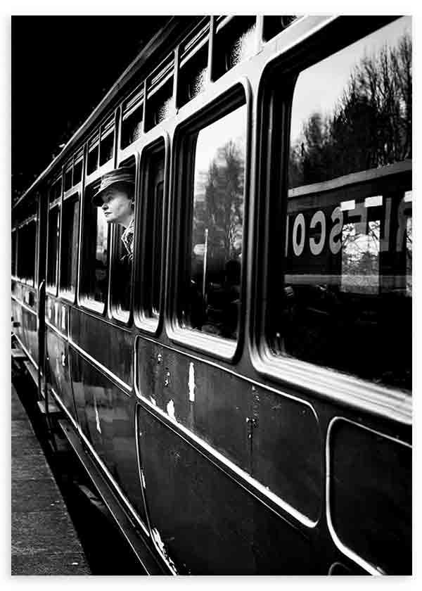 lámina decorativa fotográfica en blanco y negro de mujer en tren - kudeko