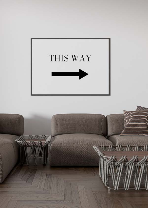 Cuadro cuadrado con texto THIS WAY en negro, flecha gruesa hacia la derecha, fondo blanco limpio y estilo con frases minimalista. Disponible en kudeko.com