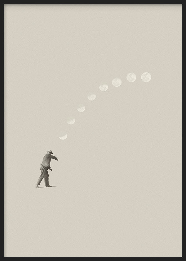 Gerahmtes Wandbild mit menschlicher Figur, Mondphasen in Beige, Weiß und Grau auf hellem Hintergrund, minimalistische und surrealistische Komposition. Erhältlich auf kudeko.com