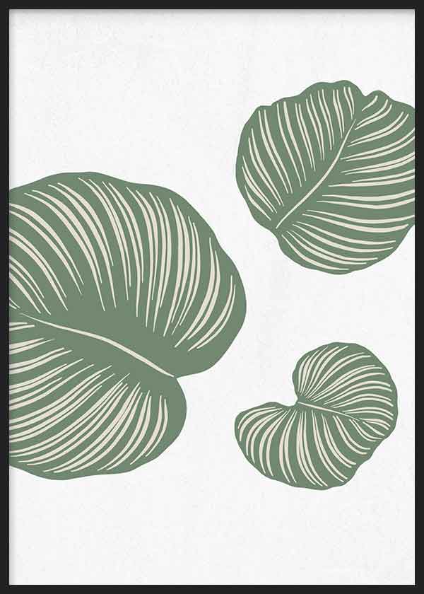 Tableau avec trois feuilles tropicales vert sauge sur fond blanc, lignes organiques épurées, composition aérée et style minimaliste contemporain. Disponible sur kudeko.com