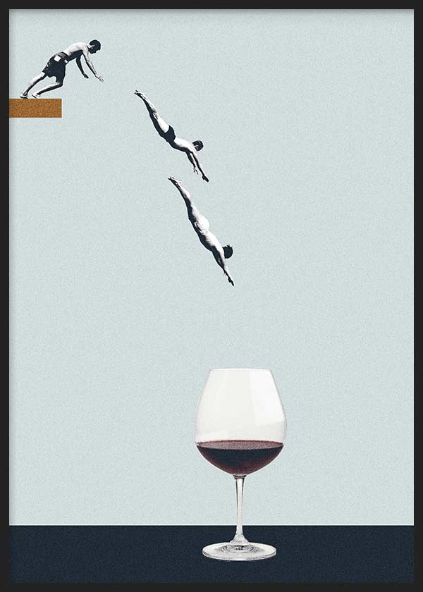 Quadro emoldurado com três nadadores em sequência a mergulhar para um copo de vinho, fundo azul muito claro, detalhes em preto, branco e bordô, estilo de ilustração surreal e contemporâneo. Disponível em kudeko.com