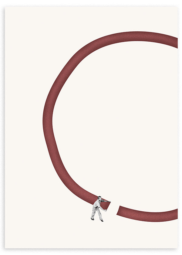 Gerahmtes Wandbild mit unvollständigem ziegelrotem Kreis, elfenbeinfarbenem Hintergrund, kleiner menschlicher Figur und abstrakter minimalistischer Komposition mit symbolischem Charakter. Erhältlich auf kudeko.com
