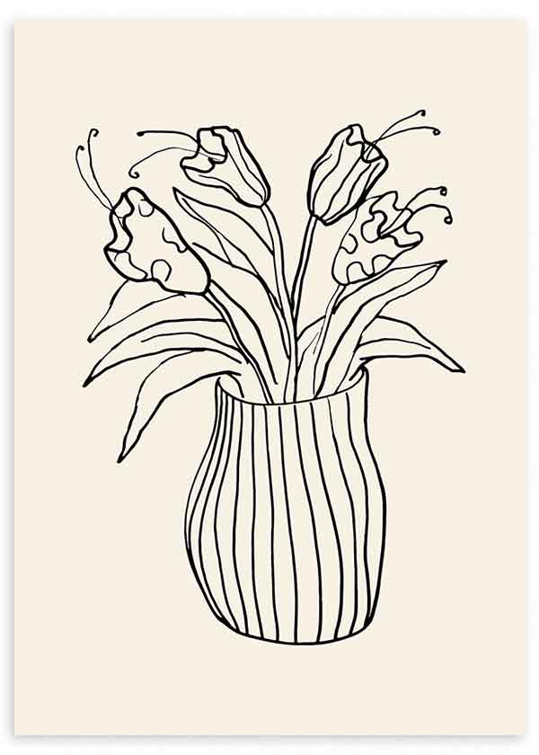Cuadro de flores en jarrón con tulipanes de líneas negras, hojas estilizadas y fondo beige claro, de estilo minimalista. Disponible en kudeko.com
