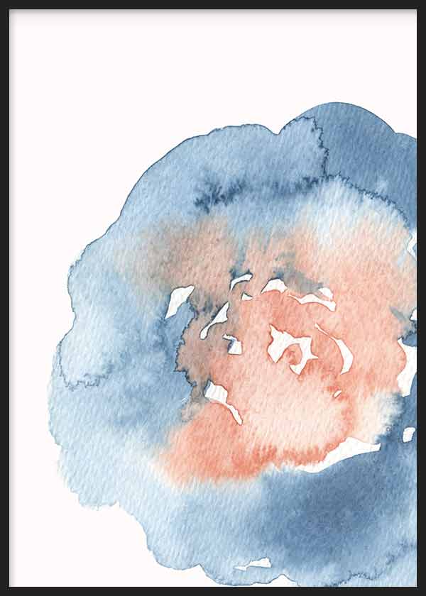 Cuadro de flor grande en tonos azul empolvado, coral suave y blanco, con composición etérea y estilo floral sobre fondo claro. Disponible en kudeko.com