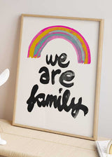 decoración con cuadros, ideas - lámina decorativa de ilustración infantil con frase "we are family" - kudeko