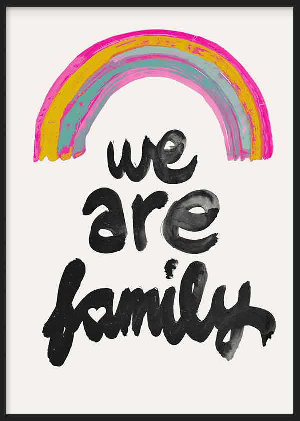 Tableau encadré avec la phrase we are family en lettres noires, arc-en-ciel rose, jaune et bleu sur fond clair, style typographique pour décoration familiale. Disponible sur kudeko.com
