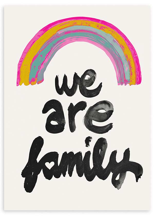 Cuadro con frase we are family en letras negras bajo un arcoíris rosa, amarillo y azul, sobre fondo claro, de estilo con frases. Disponible en kudeko.com