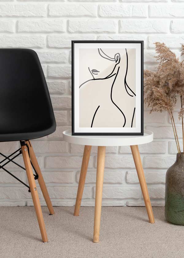 Decoración con cuadros, ideas -  cuadro de ilustración de mujer minimalista en trazos negros y fondo beige