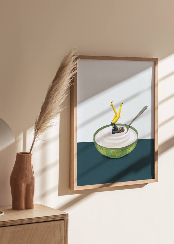 decoración con cuadros, ideas - lámina decorativa de collage vintage y colorido de mujer dentro de yogur - kudeko