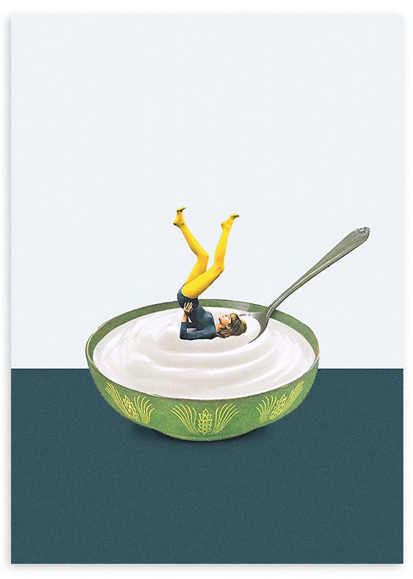 Tableau encadré d’une femme faisant du yoga dans un bol de yaourt blanc, avec récipient vert décoré, cuillère métallique, fond clair et style illustration surréaliste contemporain. Disponible sur kudeko.com