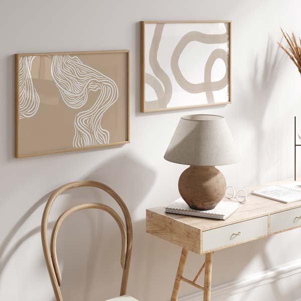 Cuadro horizontal de ilustración abstracta en tonos beige oscuro y trazos blancos. Una obra alegre de la colección de Laras.