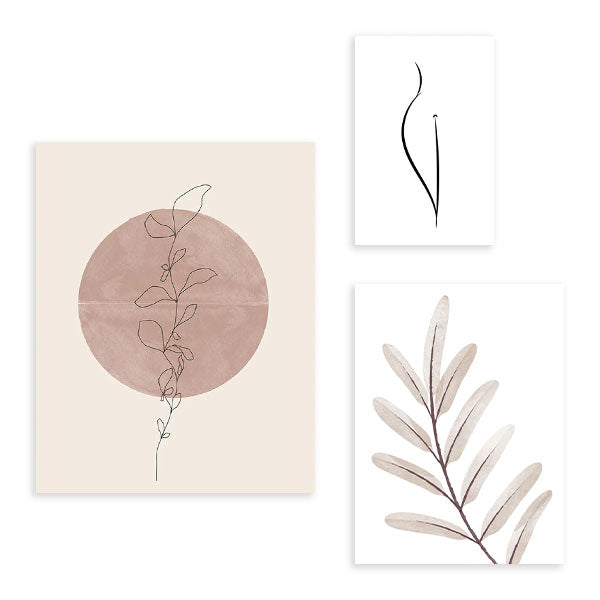 Conjunto de tres cuadros con composición botánica de hojas delicadas, líneas negras finas, círculo rosa empolvado, beige suave y fondo claro, de estilo minimalista. Disponible en kudeko.com