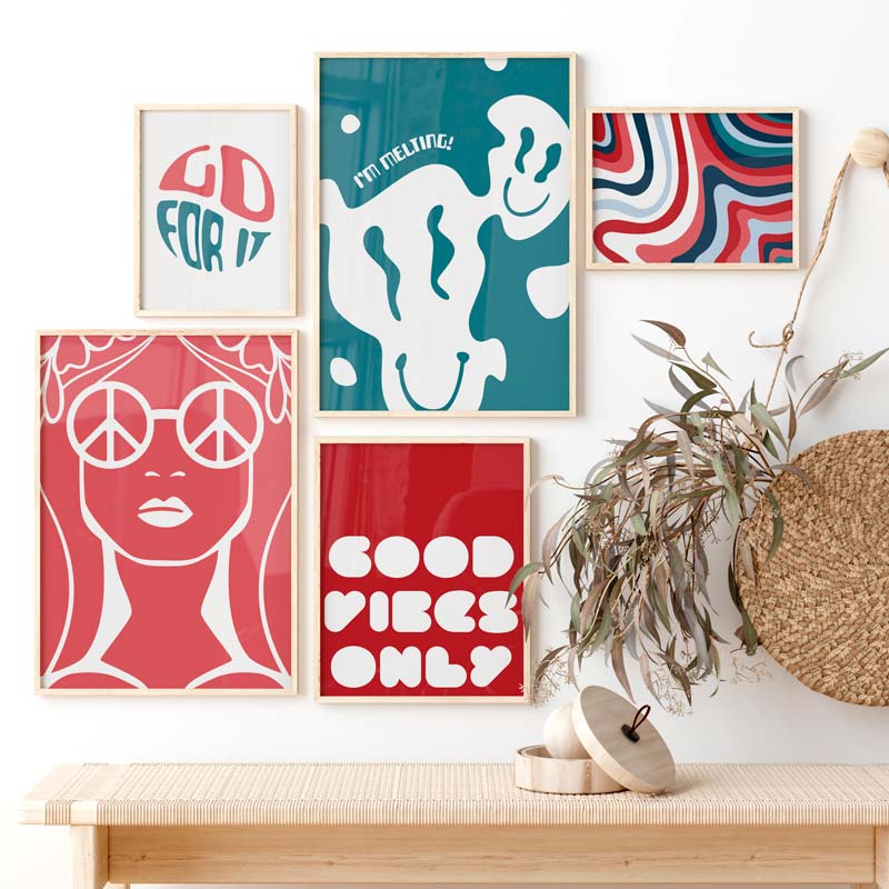 Decoración con cuadros, mural -  lámina decorativa con frase alegre "solo buen rollo" en blanco sobre fondo rojo brillante