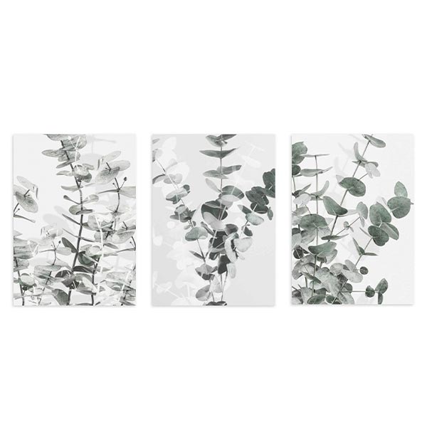 Conjunto de tres cuadros con ramas de eucalipto, hojas redondeadas en verde grisáceo, blanco y negro suave, composición botánica de estilo floral. Disponible en kudeko.com