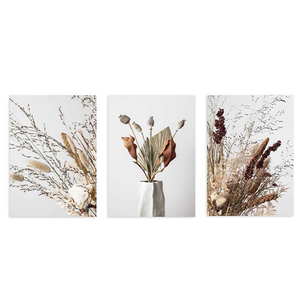 Set aus drei Wandbildern mit botanischen Kompositionen aus Trockenblumen, feinen Zweigen, beigen Ähren, braunen Blättern und heller Vase in natürlichem floralem Stil. Erhältlich auf kudeko.com