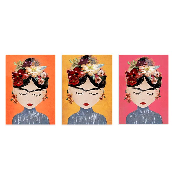 Ensemble de trois tableaux avec portrait féminin aux yeux fermés, coiffe florale rouge, blanche, rose et verte, fonds orange, moutarde et fuchsia, style illustration décorative. Disponible sur kudeko.com