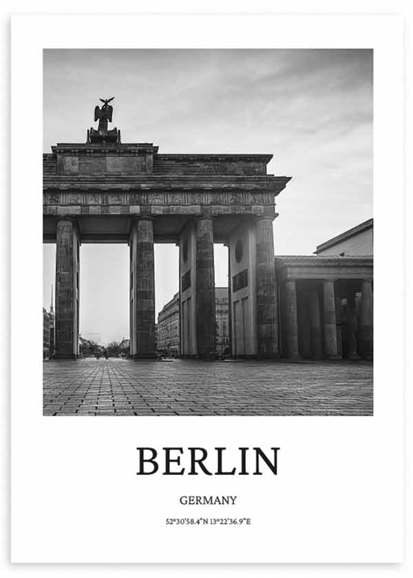 Cuadro de la Puerta de Brandeburgo en Berlín, con columnas monumentales, suelo empedrado, cielo gris y composición urbana en tonos blanco y negro, de estilo ciudades. Disponible en kudeko.com