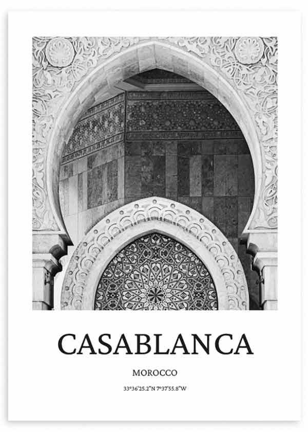 Wandbild mit monumental wirkendem Bogen marokkanischer Architektur, ornamentalen Reliefs, geometrischen Mosaiken sowie Weiß-, Grau- und Schwarztönen im eleganten fotografischen Stil. Erhältlich auf kudeko.com