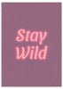 cuadro con frase Stay Wild sobre fondo morado. Efecto neon y color rosa.. Lámina decorativa.