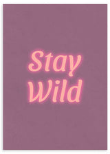 cuadro con frase Stay Wild sobre fondo morado. Efecto neon y color rosa.. Lámina decorativa.