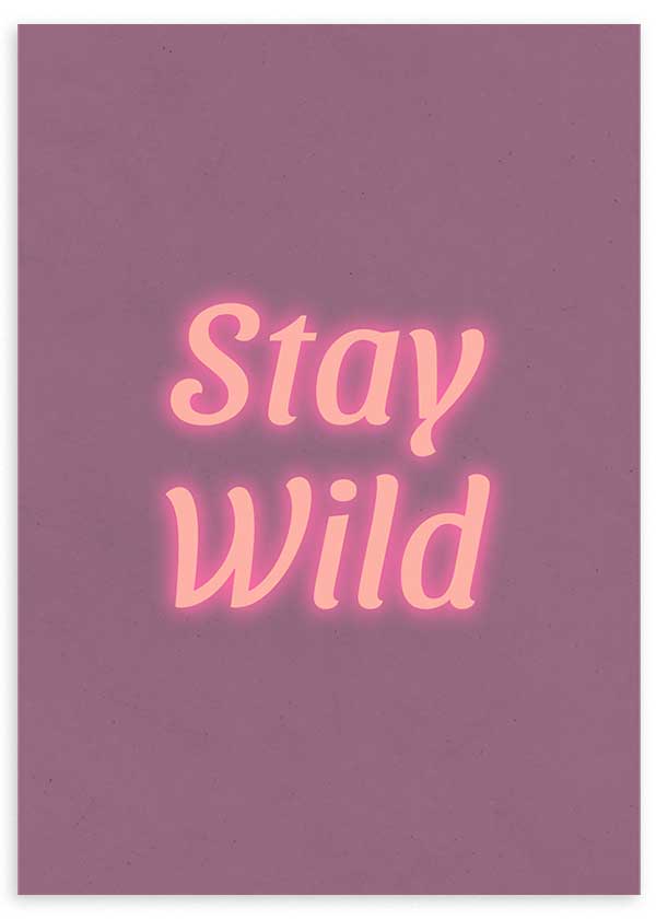 cuadro con frase Stay Wild sobre fondo morado. Efecto neon y color rosa.. Lámina decorativa.