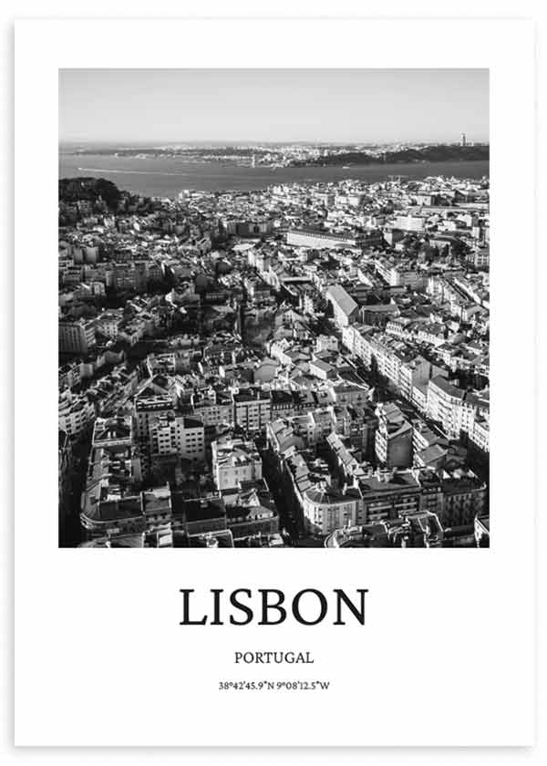Cuadro con vista aérea de Lisboa, edificios urbanos junto al río, tonos blanco, negro y gris, estilo fotográfico elegante y contemporáneo. Disponible en kudeko.com