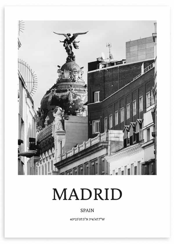 Cuadro de calle urbana de Madrid con cúpula monumental, escultura alada, edificios clásicos en tonos negro, gris y blanco, estilo ciudades. Disponible en kudeko.com