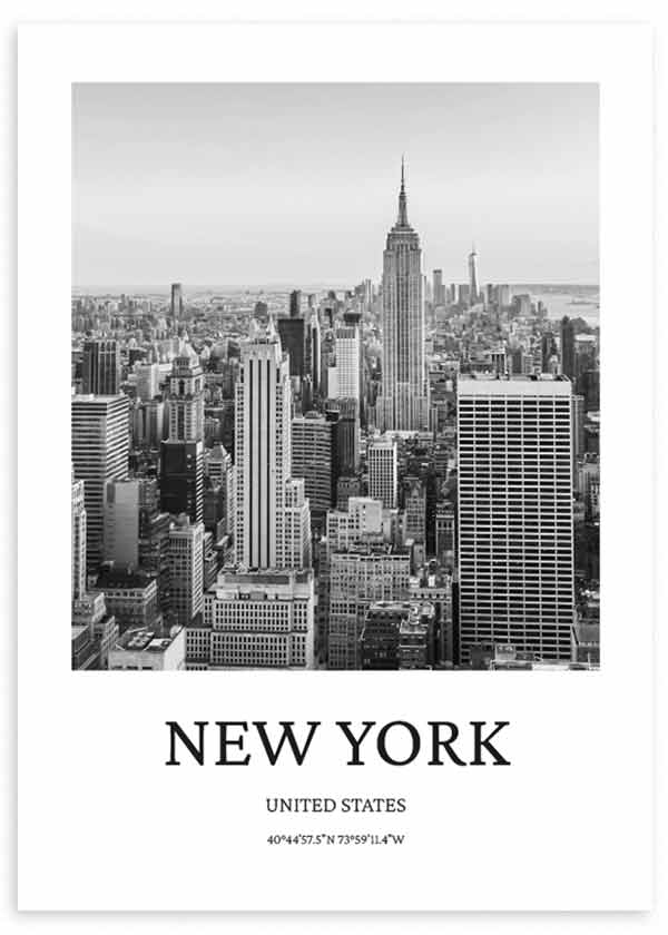 Gerahmtes Wandbild mit New Yorker Skyline in Schwarz-Weiß, Empire State Building mittig, markante Wolkenkratzer, klare Komposition und moderner urbaner City-Stil. Erhältlich auf kudeko.com