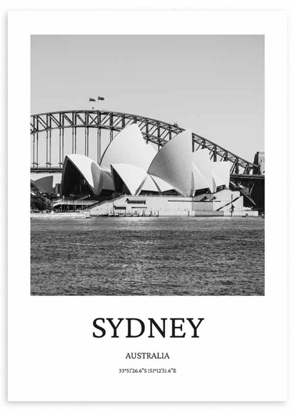 Cuadro de la Ópera de Sídney junto al puerto, con puente metálico al fondo, agua en primer plano, tonos gris, blanco y negro, estilo fotográfico. Disponible en kudeko.com