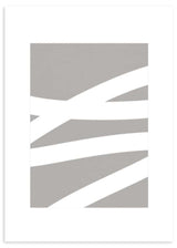 Abstraktes Wandbild mit weißen geschwungenen und diagonalen Streifen auf taupegrauem Hintergrund, sanftem Kontrast, neutralen Farben und elegantem minimalistischem Stil. Erhältlich auf kudeko.com