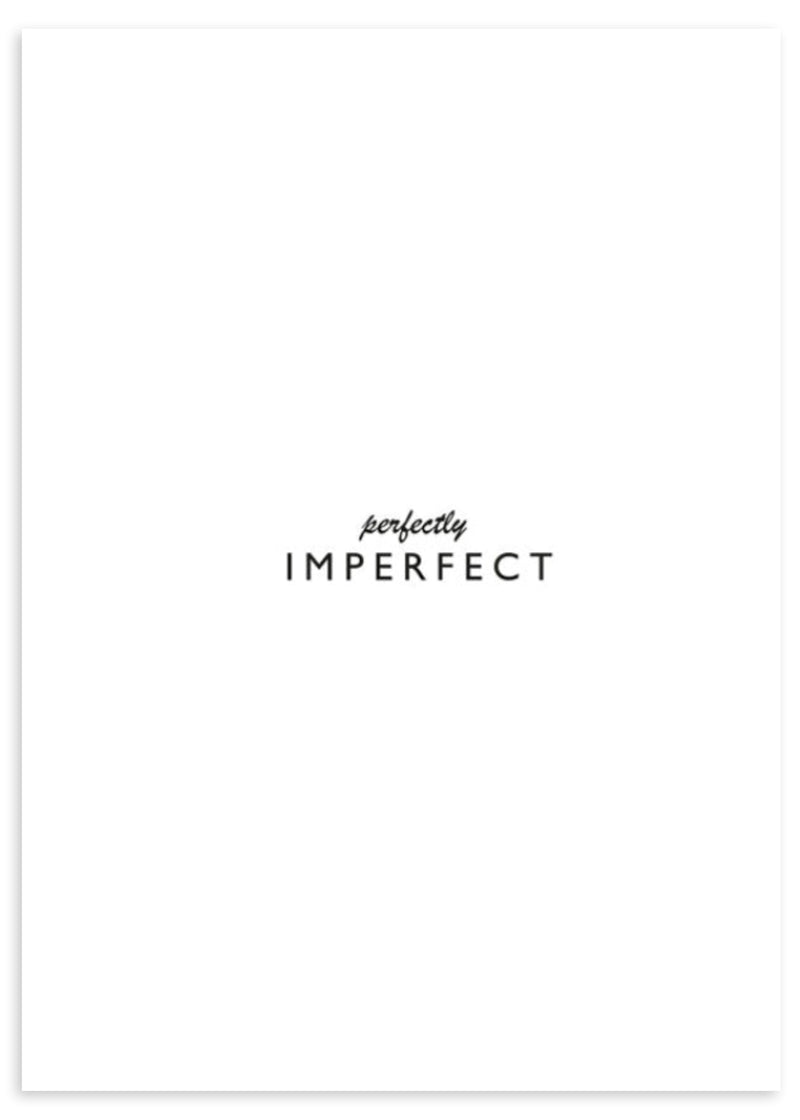 Tableau encadré avec la phrase perfectly imperfect, typographie noire sur fond blanc, composition centrée, style minimaliste et épuré, ambiance moderne et apaisante. Disponible sur kudeko.com