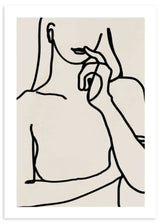 Wandbild mit weiblicher Silhouette in schwarzen Linien auf hellbeigem Hintergrund, mit Oberkörper, Lippen und Hand in eleganter minimalistischer Komposition im modernen Stil. Erhältlich auf kudeko.com
