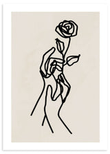 Gerahmtes Wandbild mit einer Hand, die eine Rose hält, in schwarzen Linien auf hellbeigem Hintergrund, minimalistisch, floral, modern und elegant gestaltet. Erhältlich auf kudeko.com