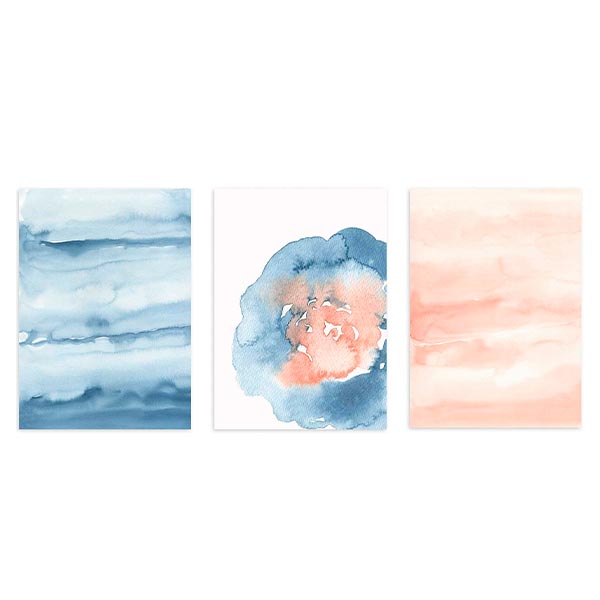 Conjunto de tres cuadros abstractos en tonos azul cielo, coral suave y melocotón, con manchas fluidas y formas orgánicas de composición ligera y moderna. Disponible en kudeko.com