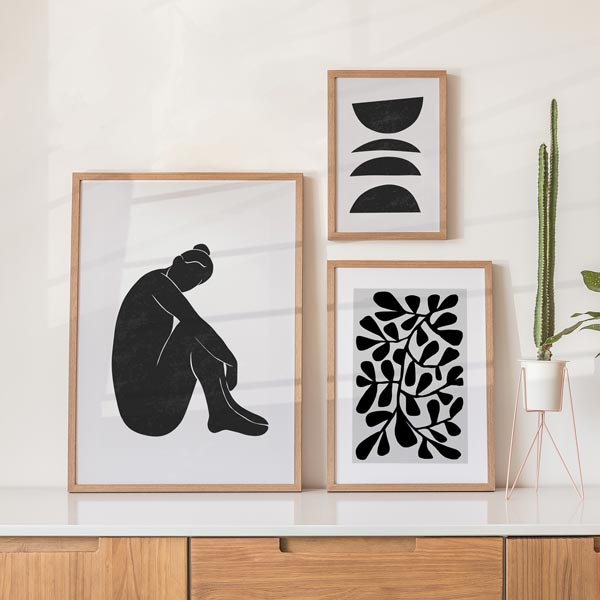 decoración con cuadros, ideas - Mural de tres cuadros con ilustraciones abstractas en blanco y negro - kudeko