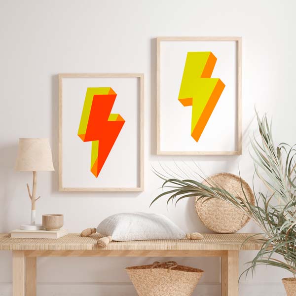 Ensemble de deux tableaux avec motifs d’éclairs géométriques jaunes, orange et rouges sur fond blanc, dans un style graphique et contemporain pour décoration murale. Disponible sur kudeko.com