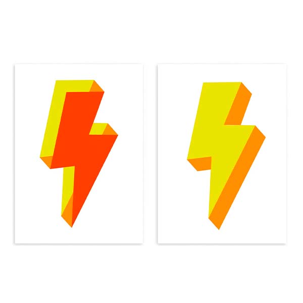 Ensemble de deux tableaux avec motifs d’éclairs géométriques jaunes, orange et rouges sur fond blanc, dans un style graphique et contemporain pour décoration murale. Disponible sur kudeko.com