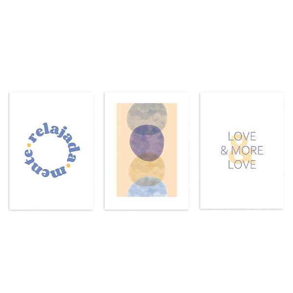 Conjunto de tres cuadros con palabras decorativas y círculos superpuestos en tonos azul, amarillo mostaza y beige, de estilo con frases. Disponible en kudeko.com