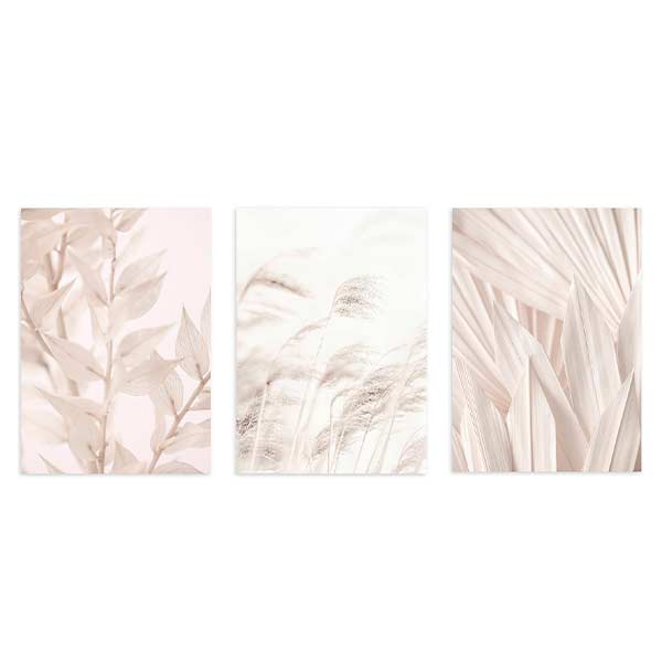 Conjunto de tres cuadros con hojas, hierbas y follaje ornamental en tonos beige, arena y marfil, con composición botánica suave de estilo naturaleza y paisajes. Disponible en kudeko.com