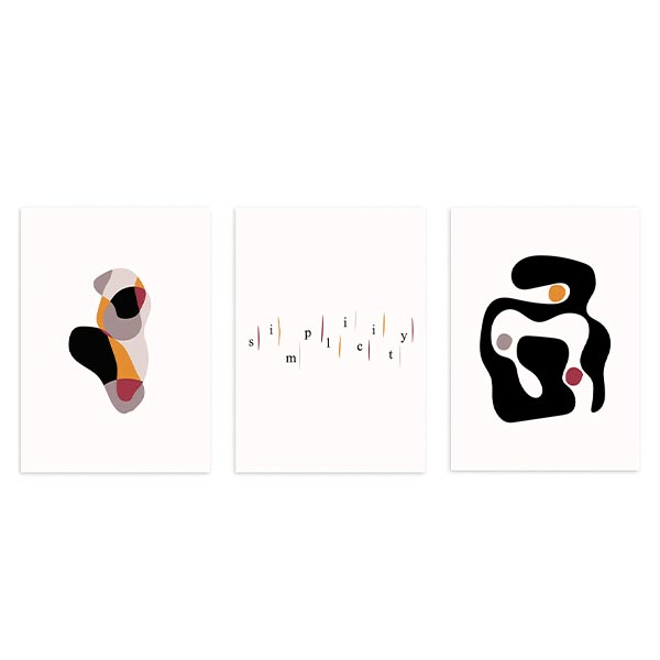 Set aus drei Wandbildern mit organischen abstrakten Formen, zentraler Typografie, Farben in Schwarz, Beige, sanftem Grau, Orange und Bordeaux, im minimalistischen Stil gestaltet. Erhältlich auf kudeko.com