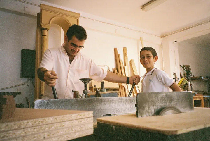 Manolo et son fils Manuel dans la menuiserie familiale, vers 2003.