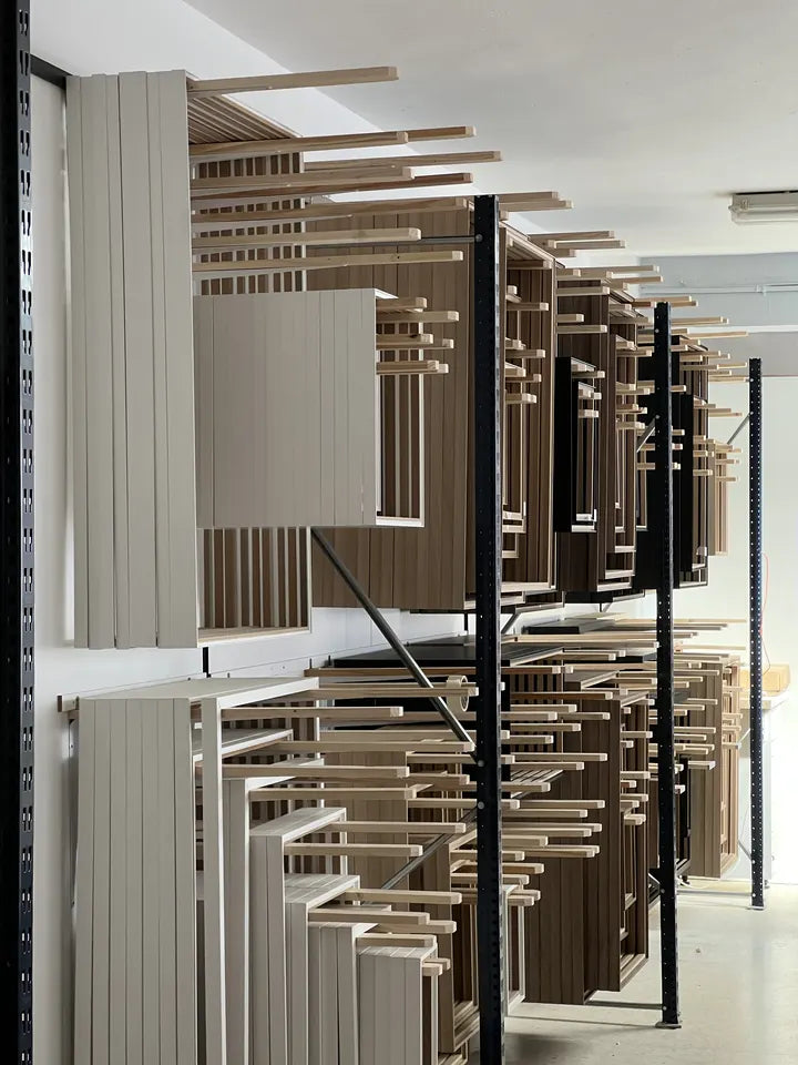 Encadrements en bois rangés dans l’atelier actuel de kudeko.